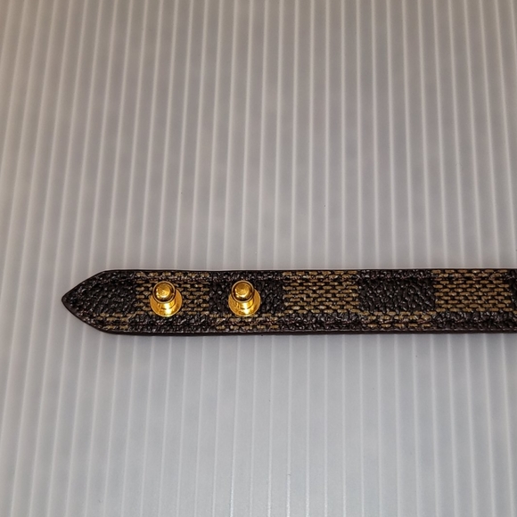 2022 Design V Signature Leather Bracelet - Picture 3 of 8